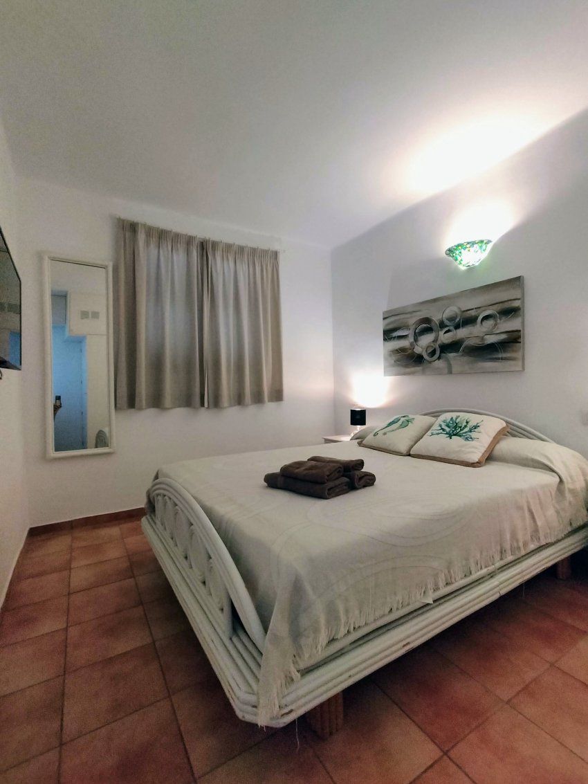 dormitorio con TV