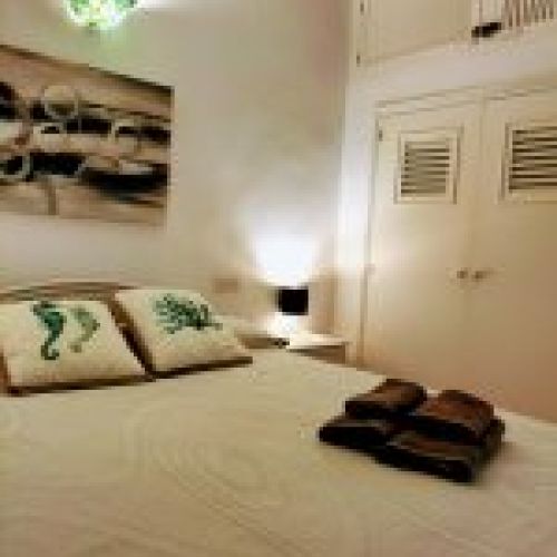 dormitorio con cama matrimonial