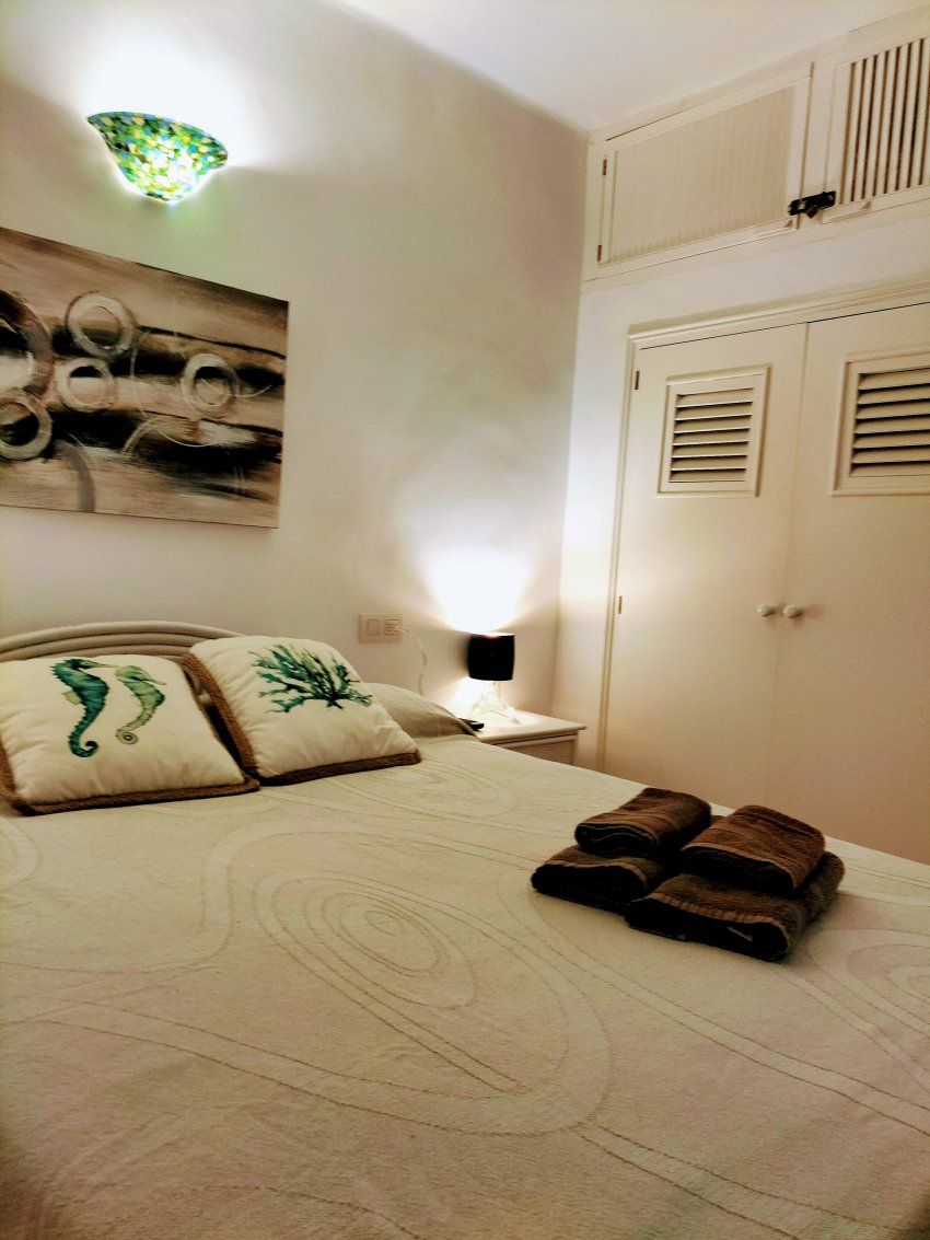 dormitorio con cama matrimonial