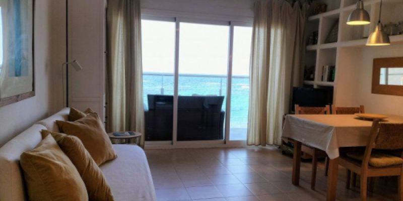 Salón con vista a la playa