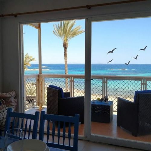 Terraza con butacas mirando a la playa