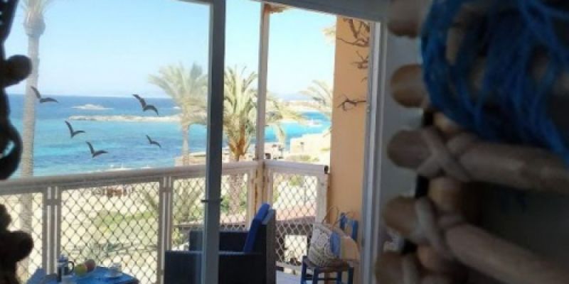 Interior de apartamento con vista a la playa