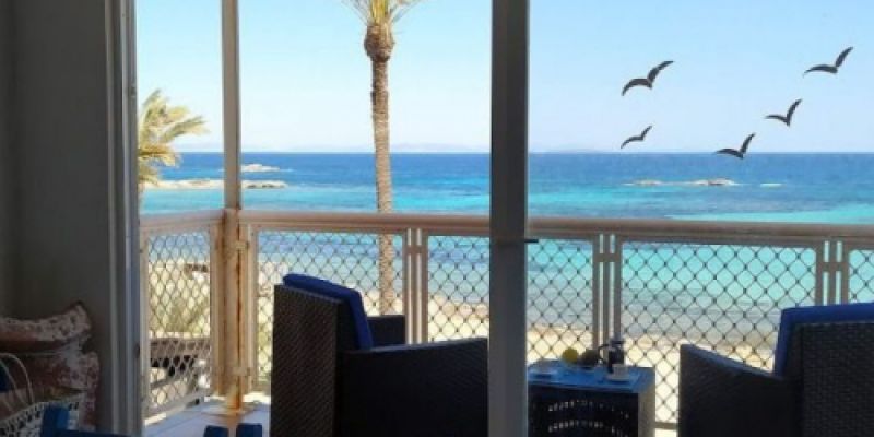 Terraza con butacas mirando a la playa