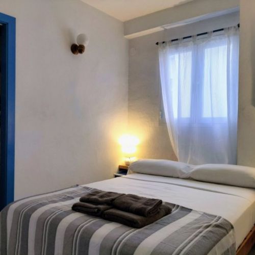 Dormitorio con cama de matrimonio