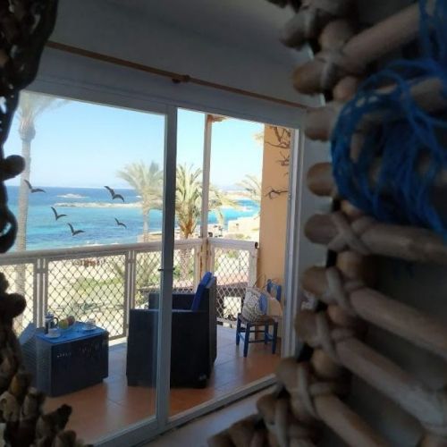 Interior de apartamento con vista a la playa