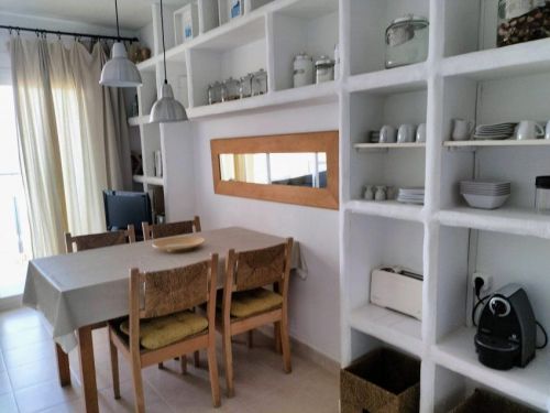 Salón con mesa y estanterías