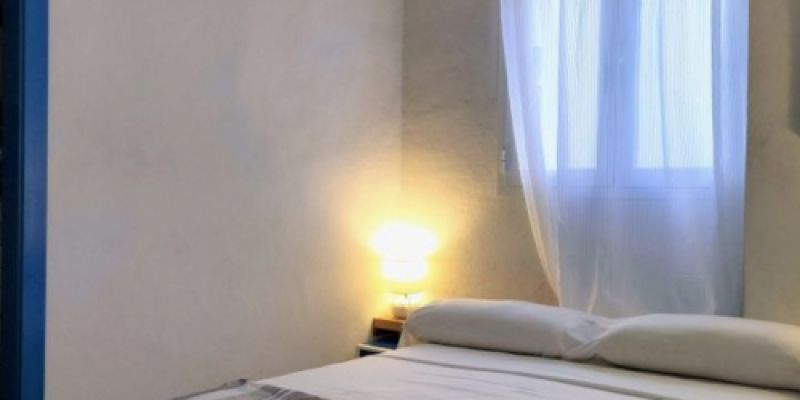 Dormitorio con cama de matrimonio