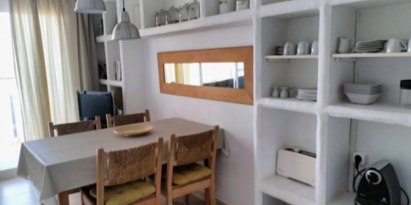 Salón con mesa y estanterías